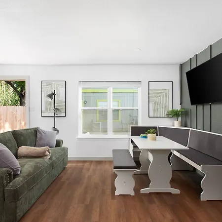 Chic 2Br Escape Sleeps 8 W Private Patio Appartement